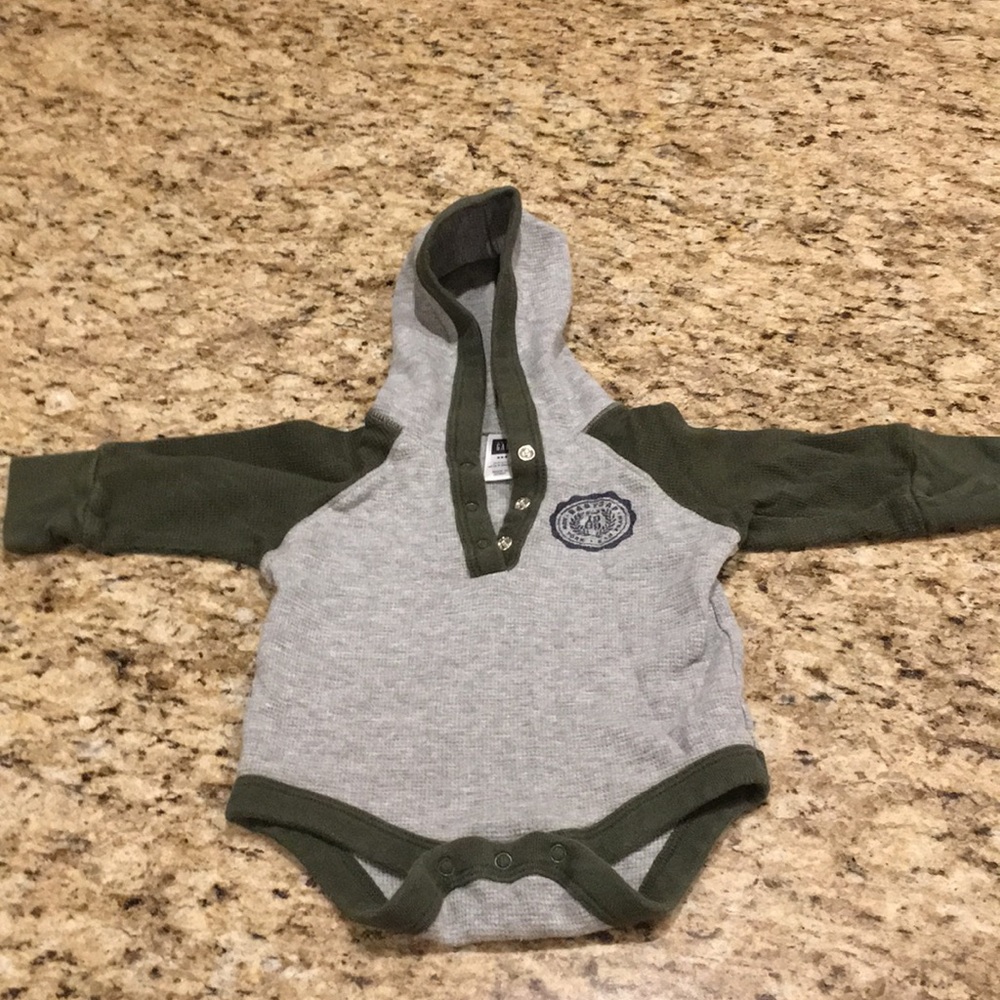 💚Gap hooded onesie for infant💚